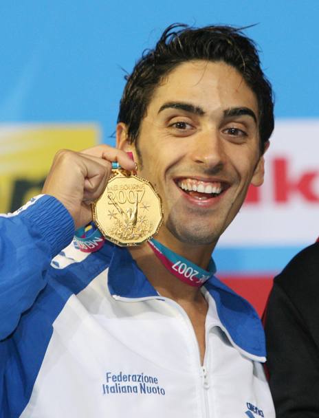 Melbourne 2007 Campionati Mondiali di Nuoto. Magnini sul podio mostra la medaglia d&#39;oro (Omega)